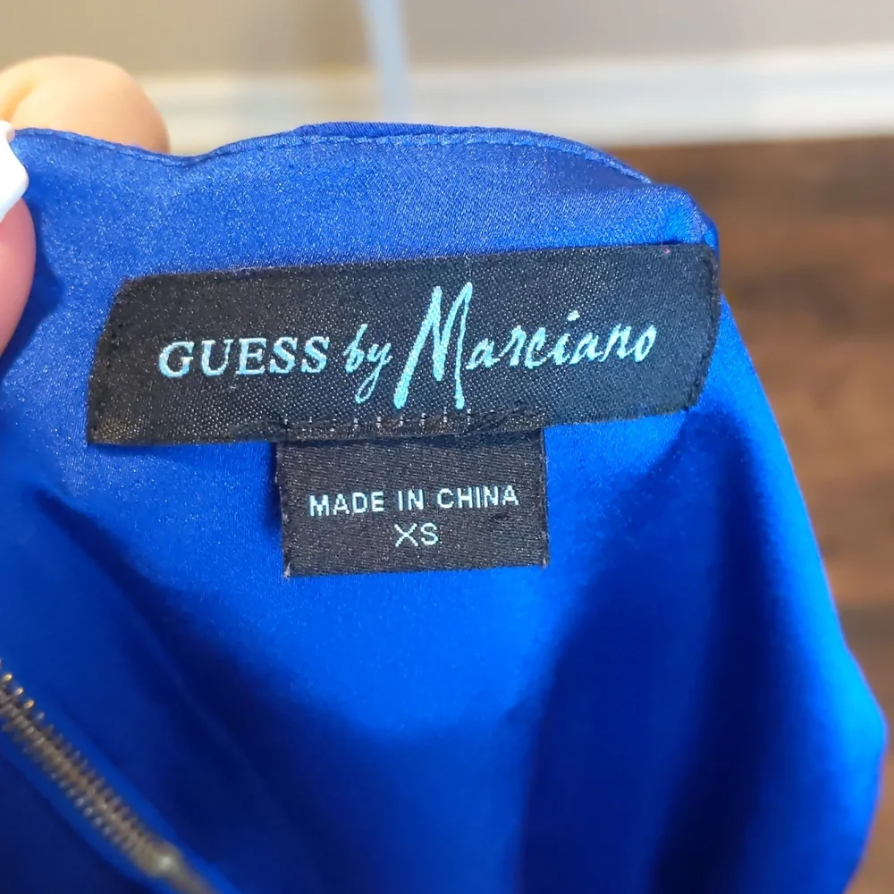Guess by Marciano blue v-neck dress with sheer sleeves. - Picture 6 of 6